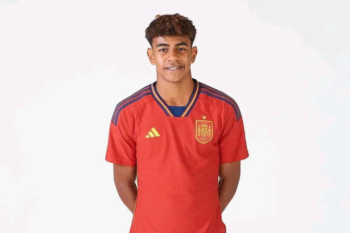 视频：Uzi名人堂皮肤幕后故事 ｜ 薇恩、殿堂传奇 卡莎和联盟不朽 卡莎原画